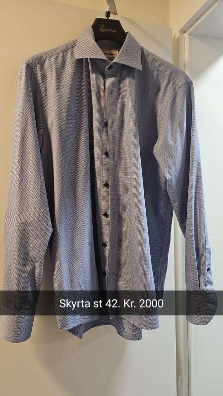 Skyrta ljósbl.