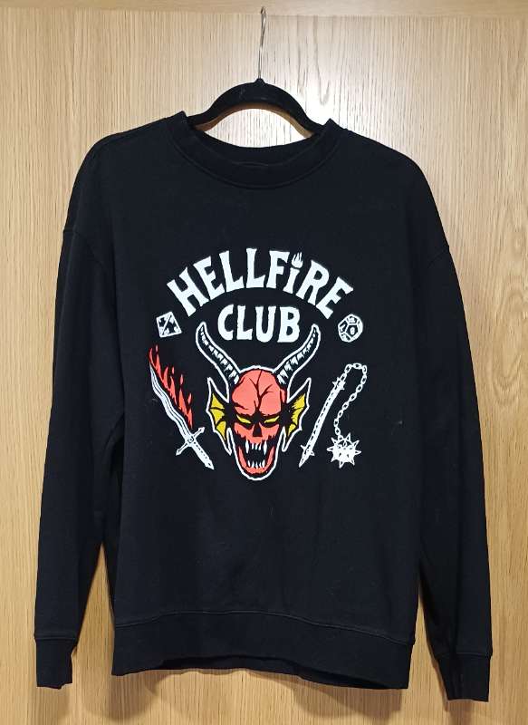 H&M Stranger Things peysa Hellfire Club