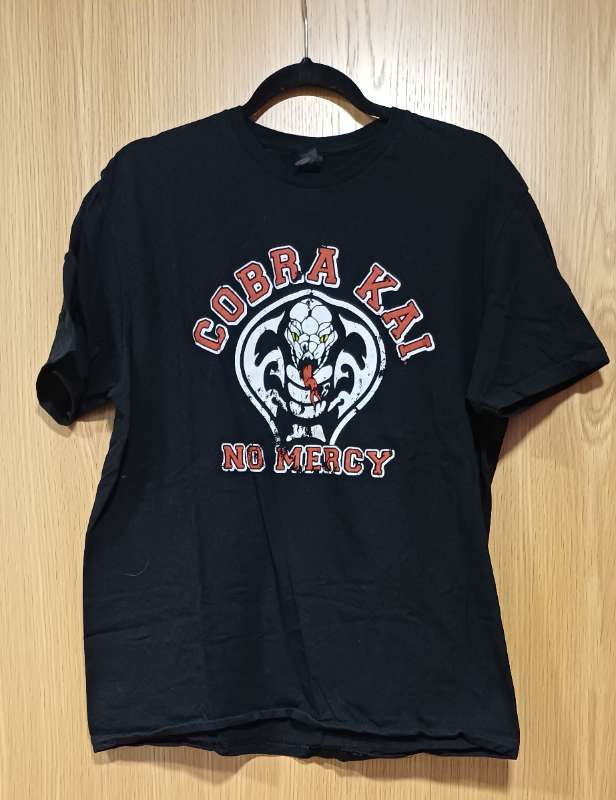 Cobra Kai bolur svartur