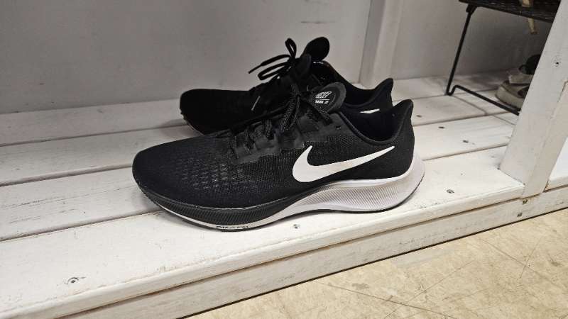 Nike zoom pegasus svartir nánast ónotaðir