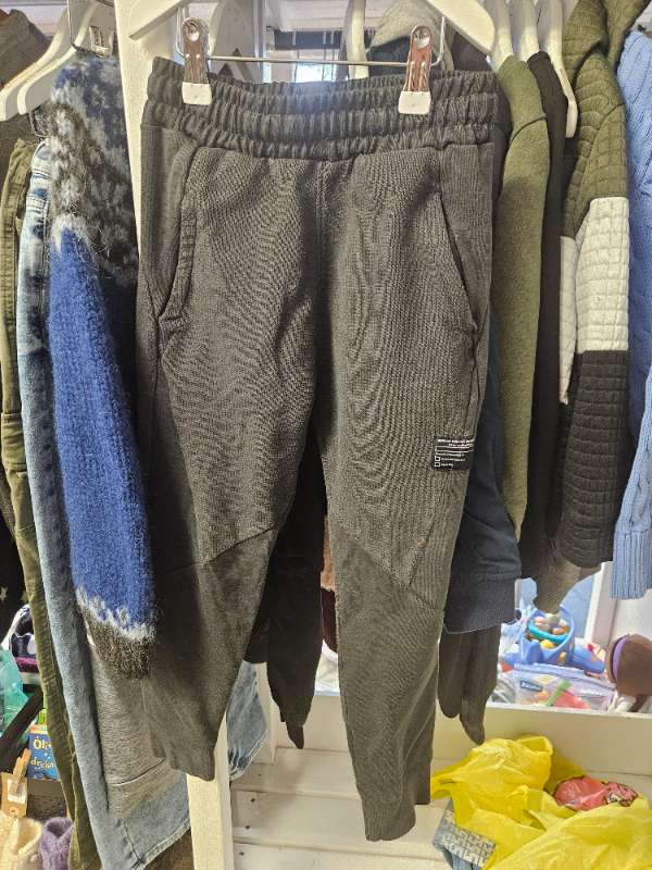Zara joggingbuxur svartar slit á hnéi