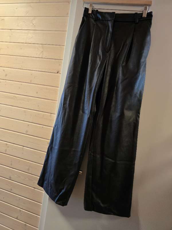 Pleather svartar buxur