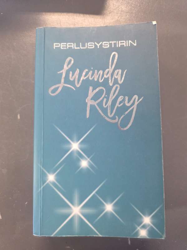 Perlusystirin Lucinda Riley