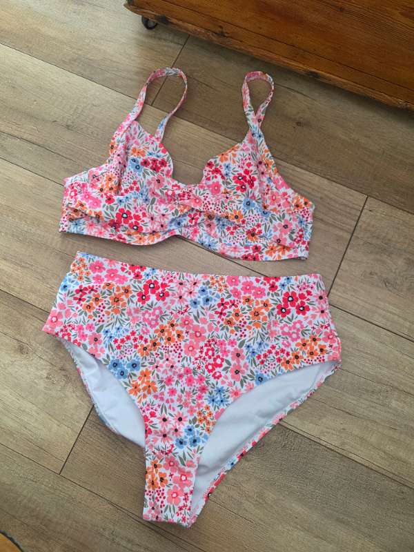 Bikini bleikt m. blómum NÝTT