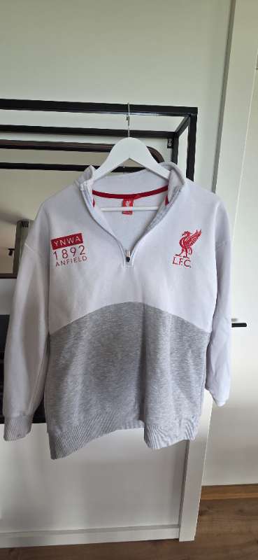 Hvít Liverpool peysa