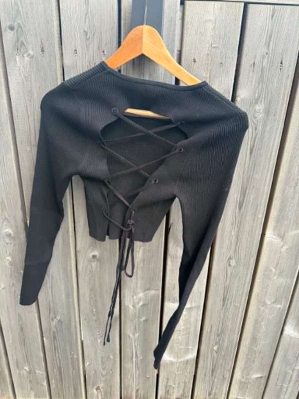 Svartur bolur bundinn í bakið