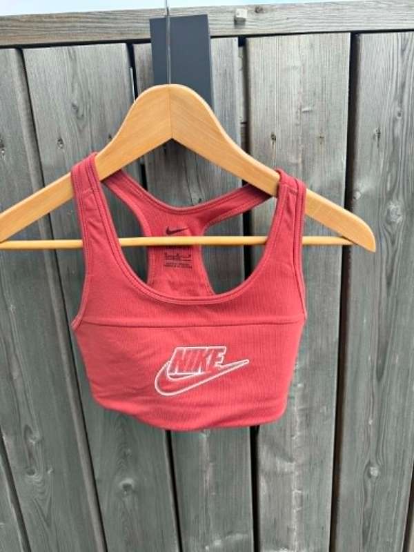 Nike vínrauður toppur