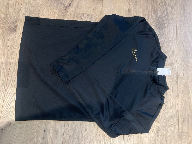 Nike peysa með gylltu merki