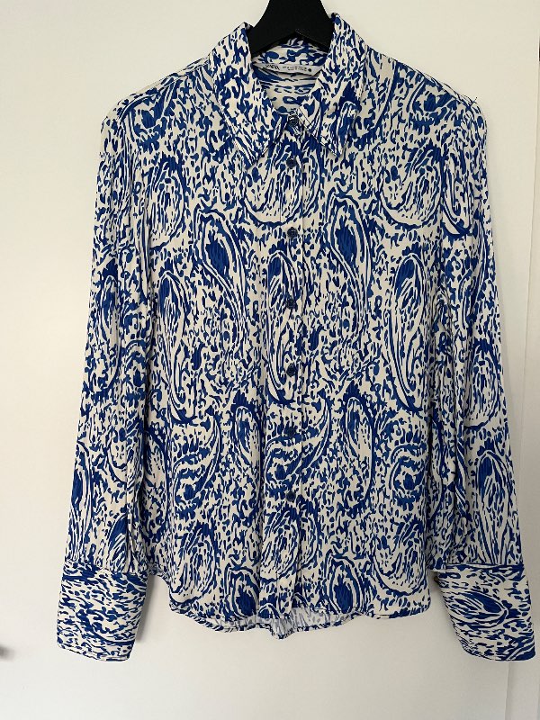 Skyrta blá og hvít mynstruð