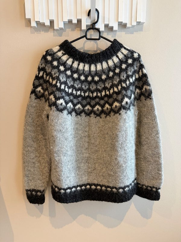 Handprjónuð lopapeysa grá