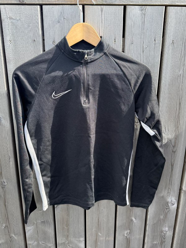 Nike svört peysa með hvítri rönd