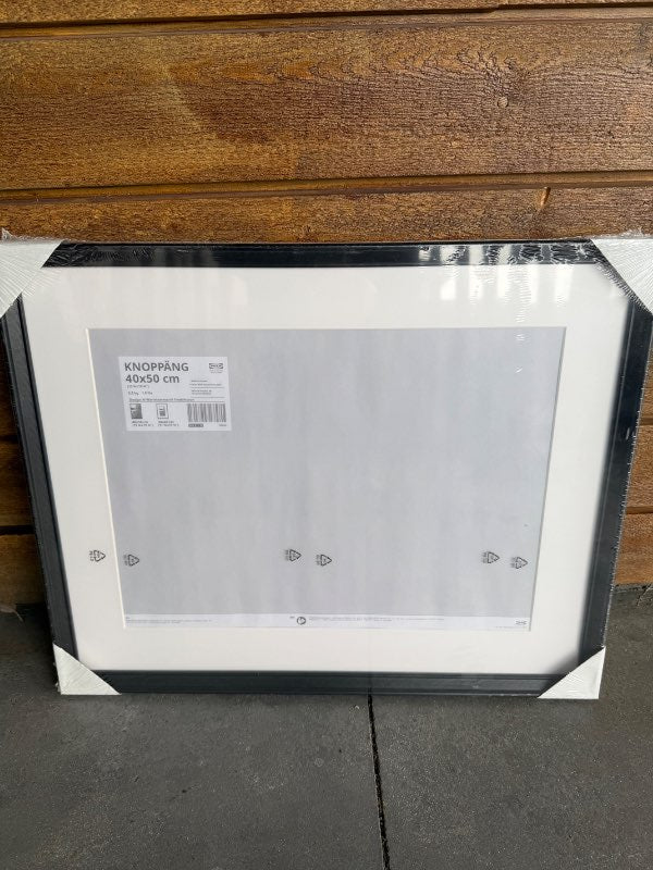 Svartur myndarammi 40x50 ennþá í plastinu