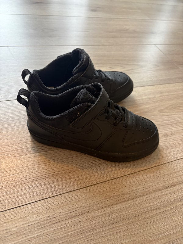 Svartir Nike skór