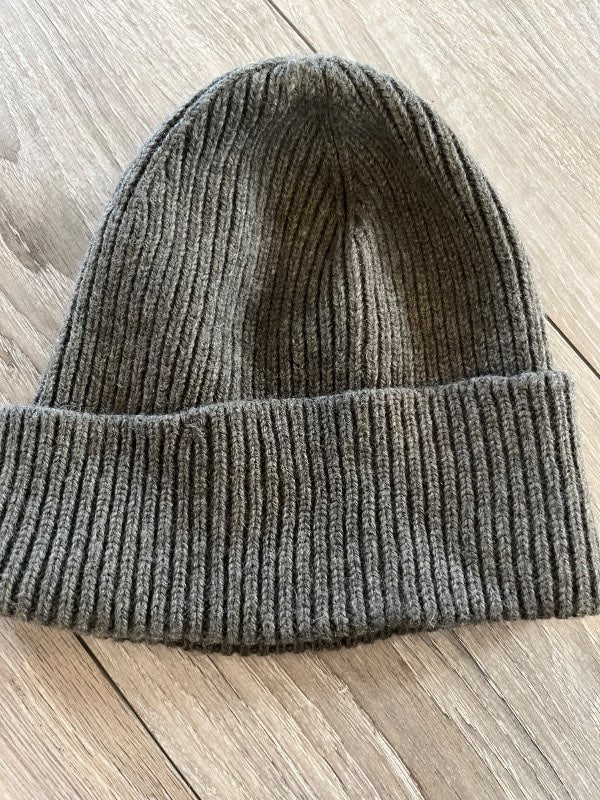 Dökkgræn húfa
