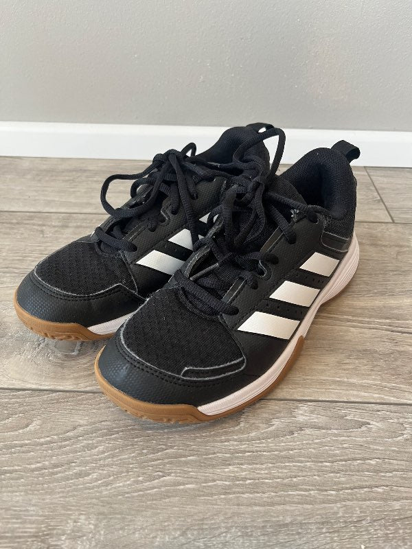 Adidas innanhússkór