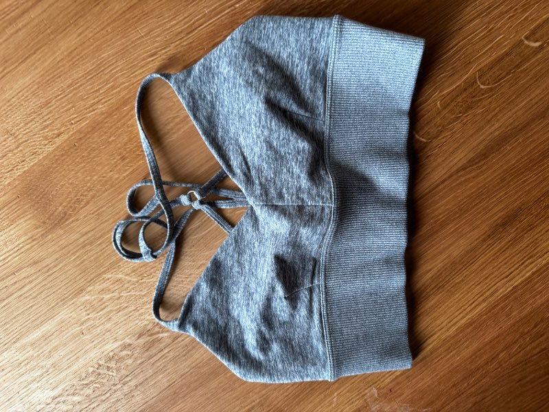 Alo Yoga íþróttatoppur