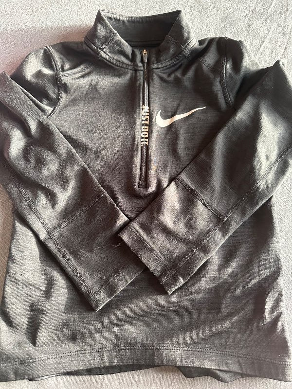 Nike peysa svört