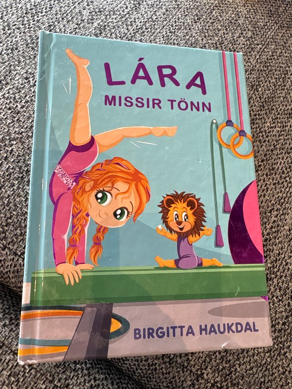 Lára missir tönn