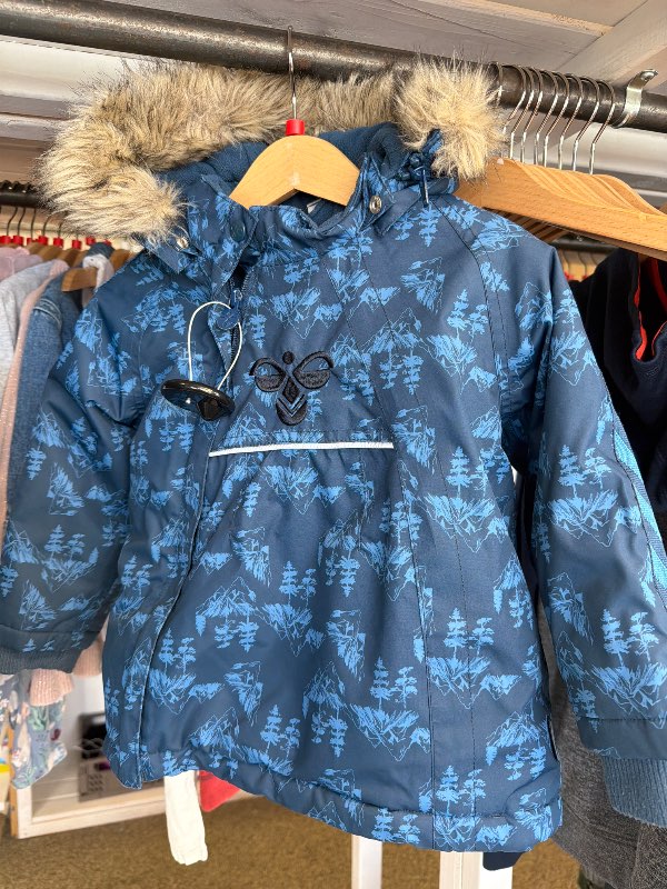 Hummel vetrarúlpa með einangrun dökkblá