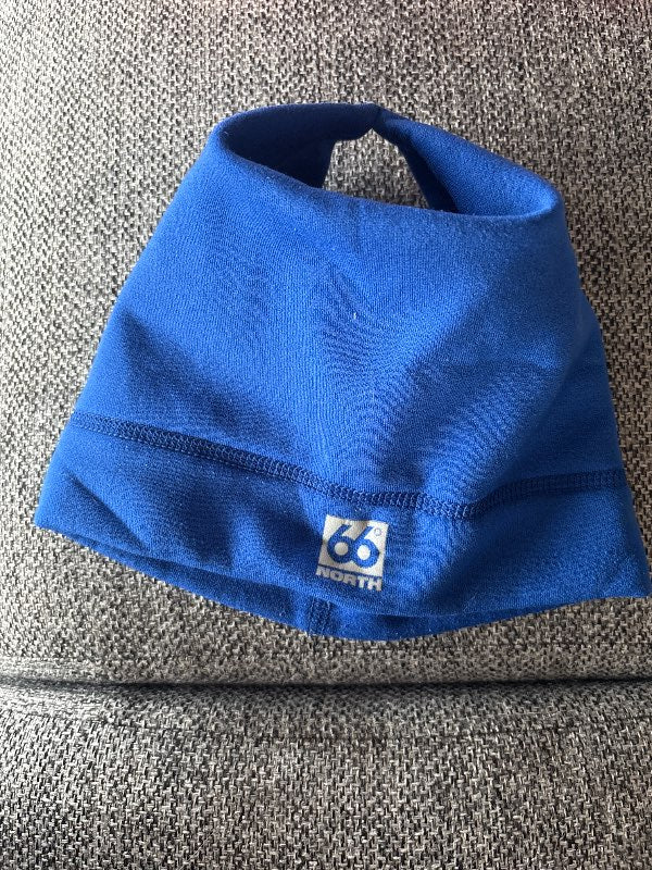66N blá húfa
