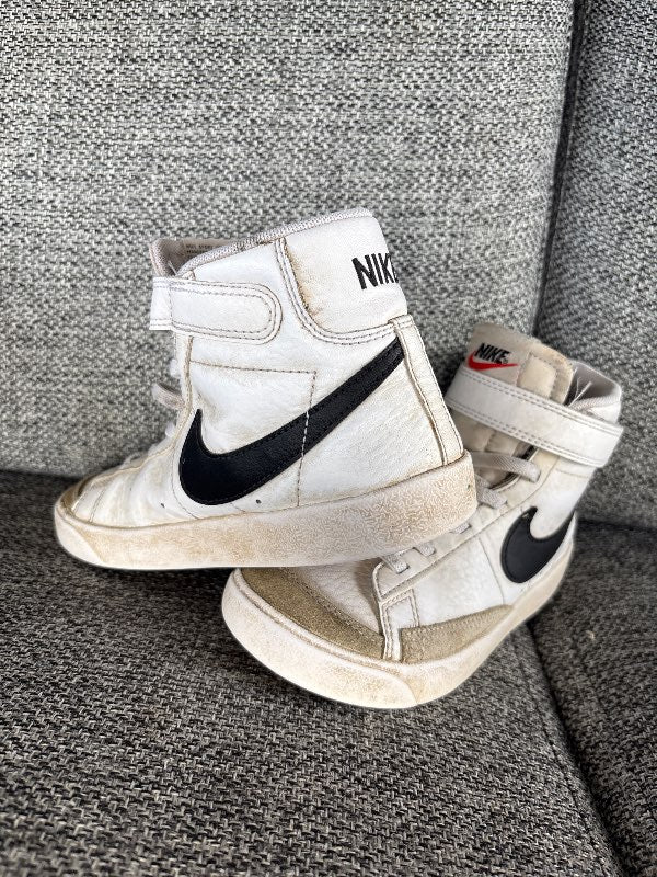 Hvítir Nike strigaskór