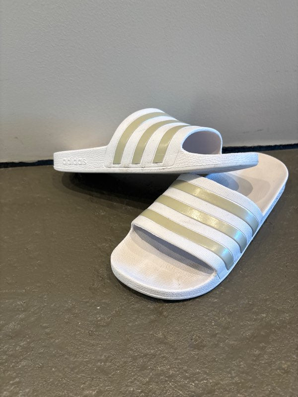Adidas inniskór hvítir lítið notaðir