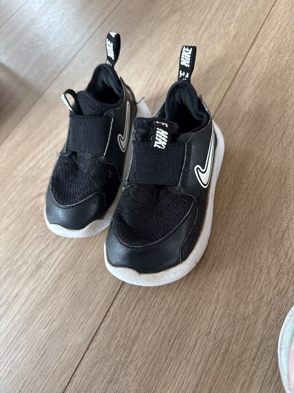 Svartir nike skór