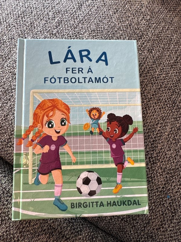 Lára fer á fótboltamót