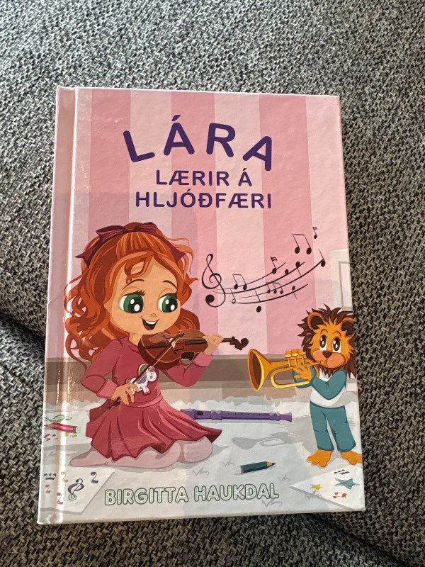 Lára lærir á hljóðfæri