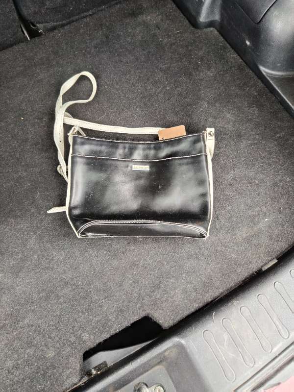 Taska J.K. Leather black and white