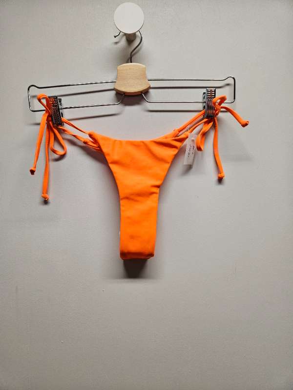 Bikini buxur appelsínugular