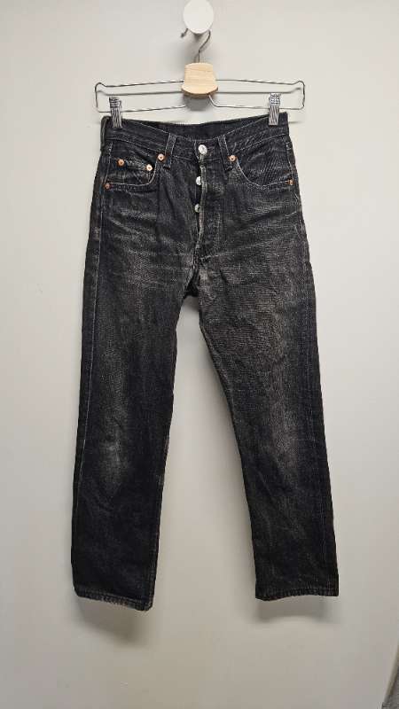 Levis 501 svartar snjáðar
