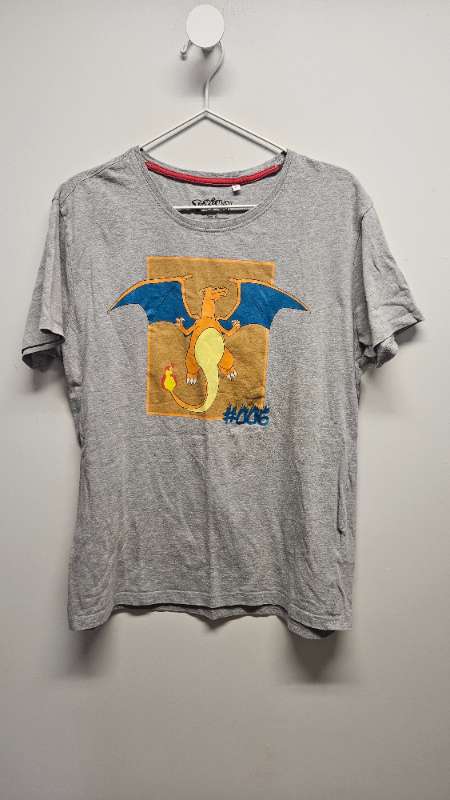 Pokemon Charizard bolur grár