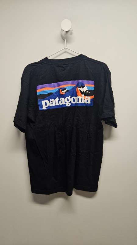 Patagonia bolur svartur prent á baki