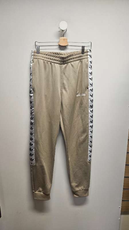 Adidas buxur drapp