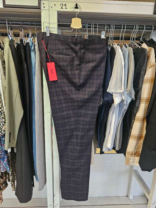 Hugo Boss buxur svart/rauð ónotaðar með miða