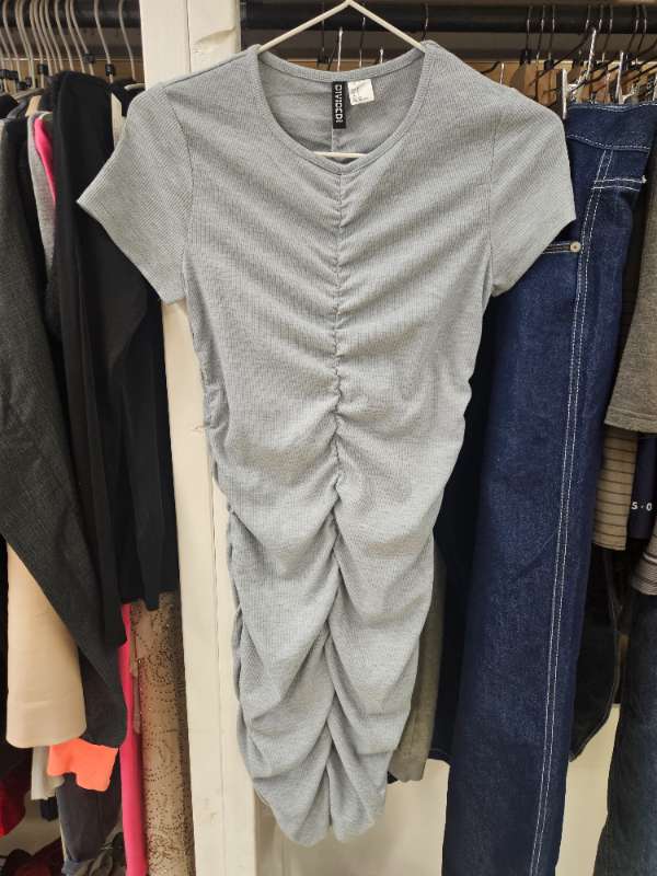 H&M kjóll grár