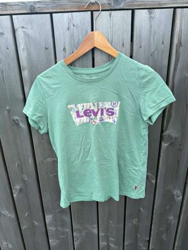 Levis bolur