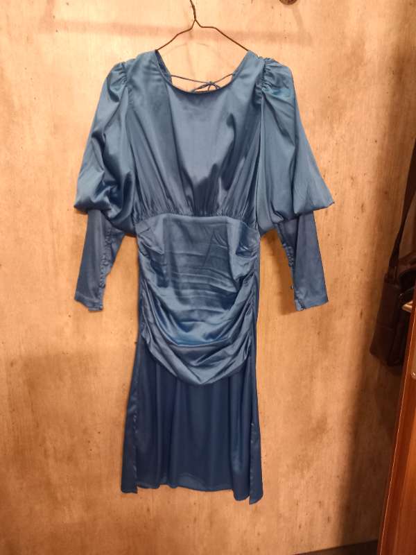 Blár Andreu satín kjóll