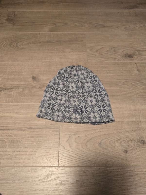 Kari traa grá húfa