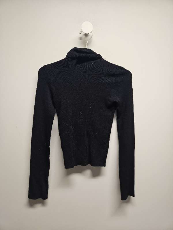 Devided svört rúllukraga síðermabolur