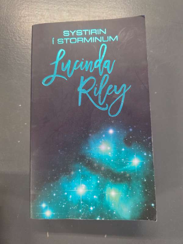 Systirin í storminum Lucinda Riley