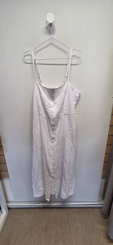 Hvítur síðurhlírakjóll