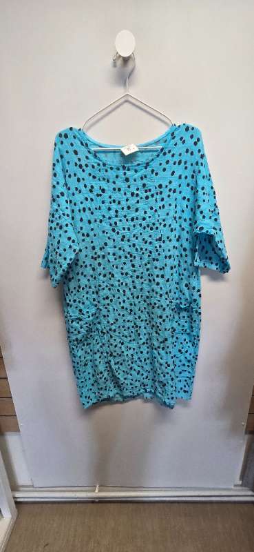 Blár doppóttur kjóll