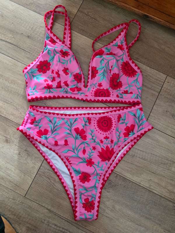 Bikini bleikt m rauðu NÝTT