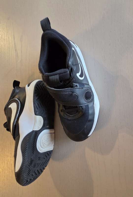 Svartir Nike körfuboltaskól