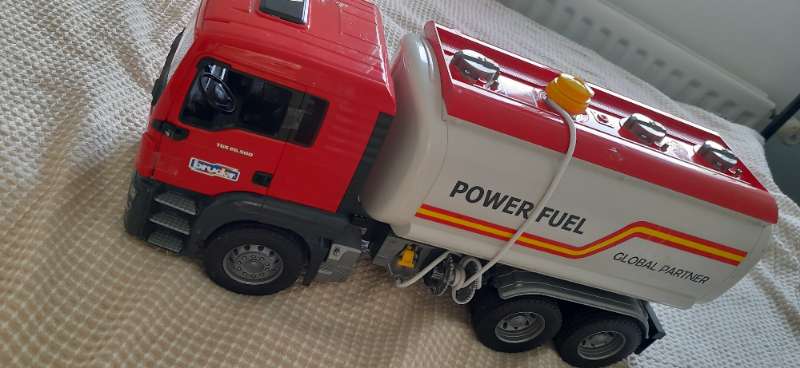 Bruder car