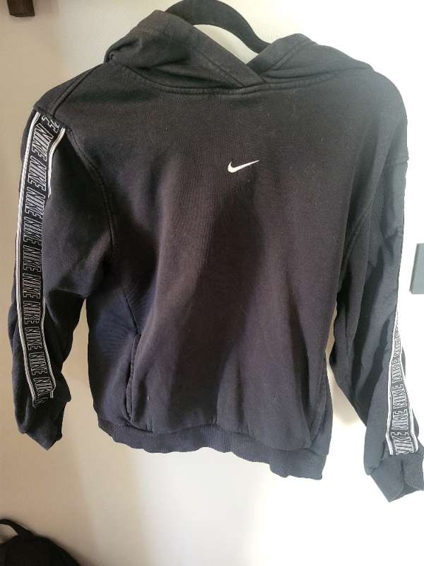 Nike svört peysa