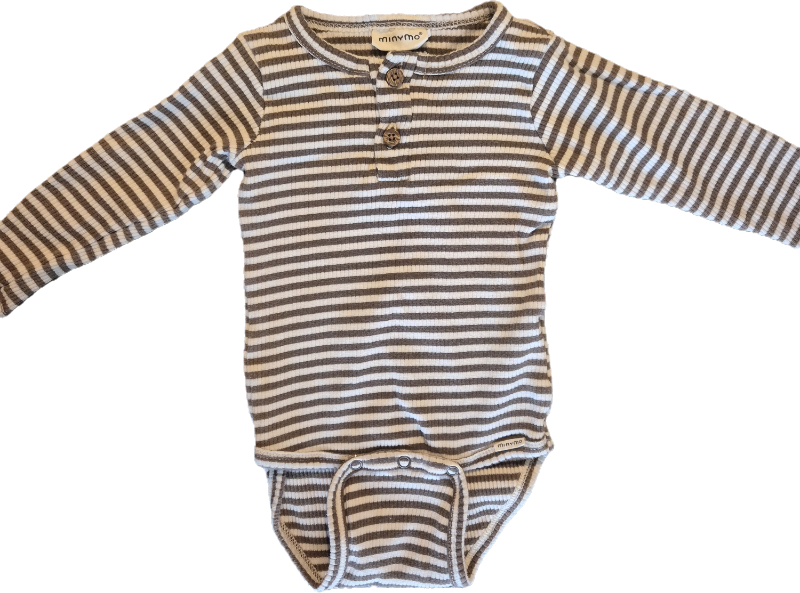 Brún og hvít samfella (minymo)