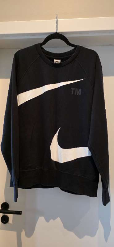 Nike swoosh peysa